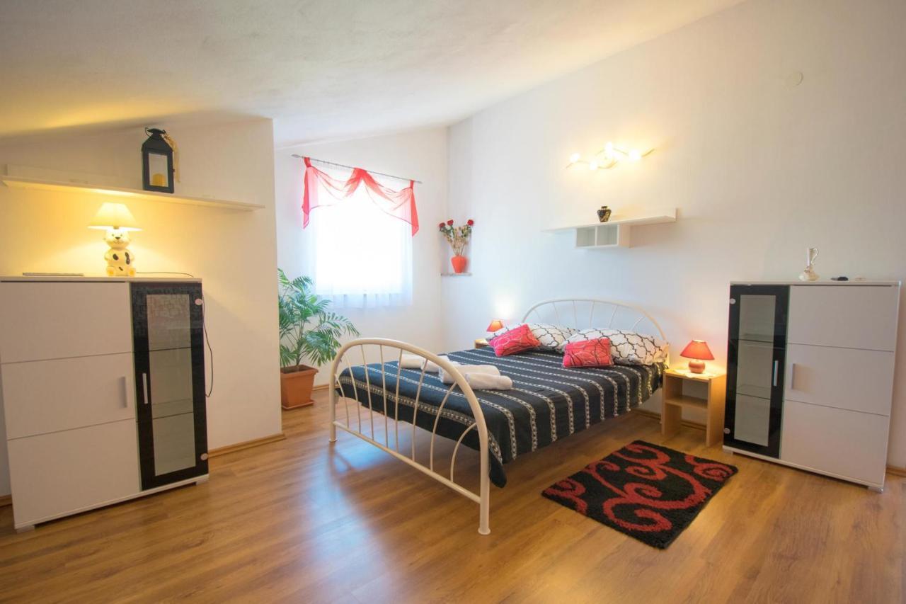 Apartments Mladenka Malinska Extérieur photo