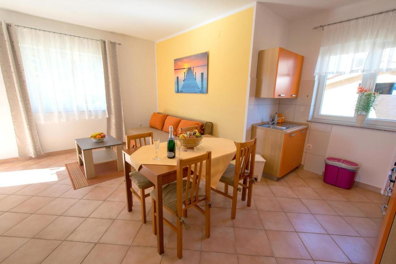 Apartments Mladenka Malinska Extérieur photo