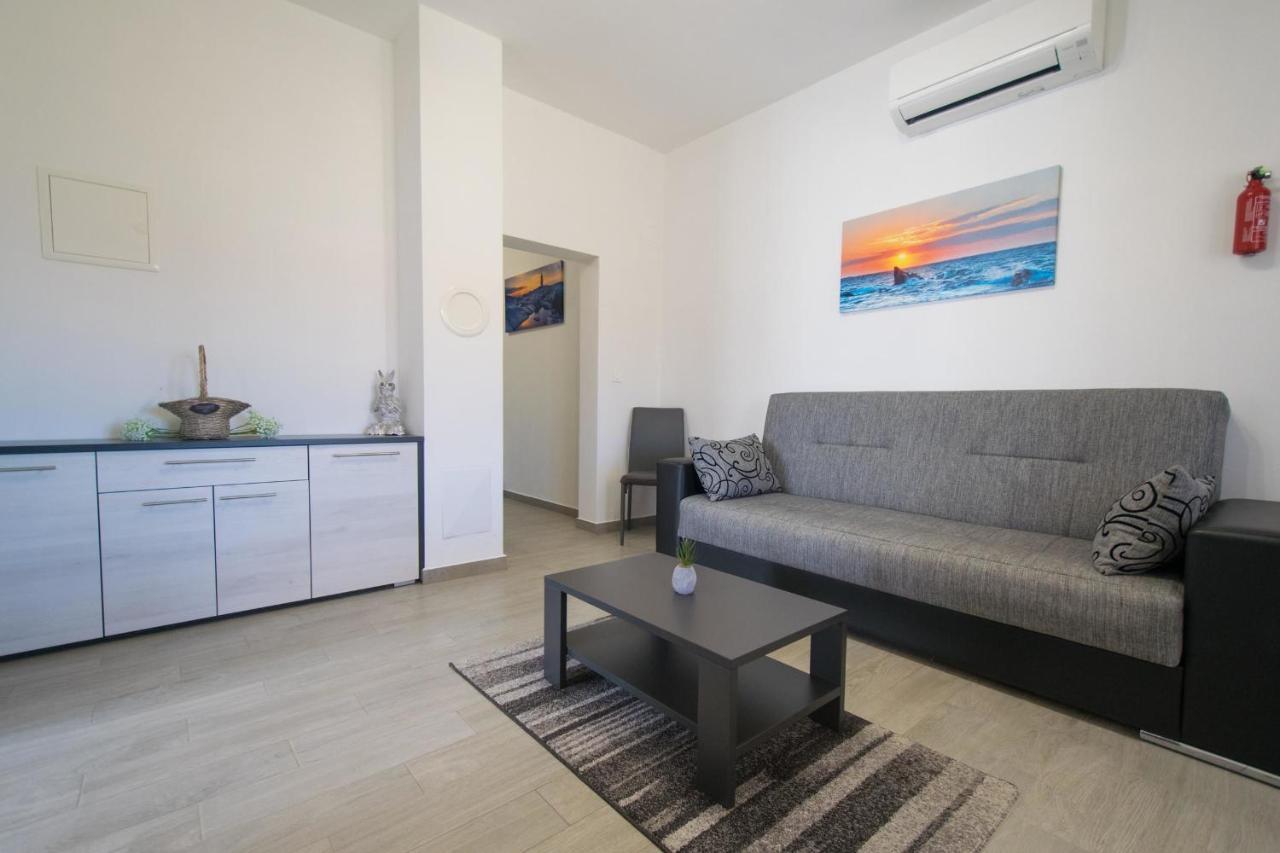 Apartments Mladenka Malinska Extérieur photo