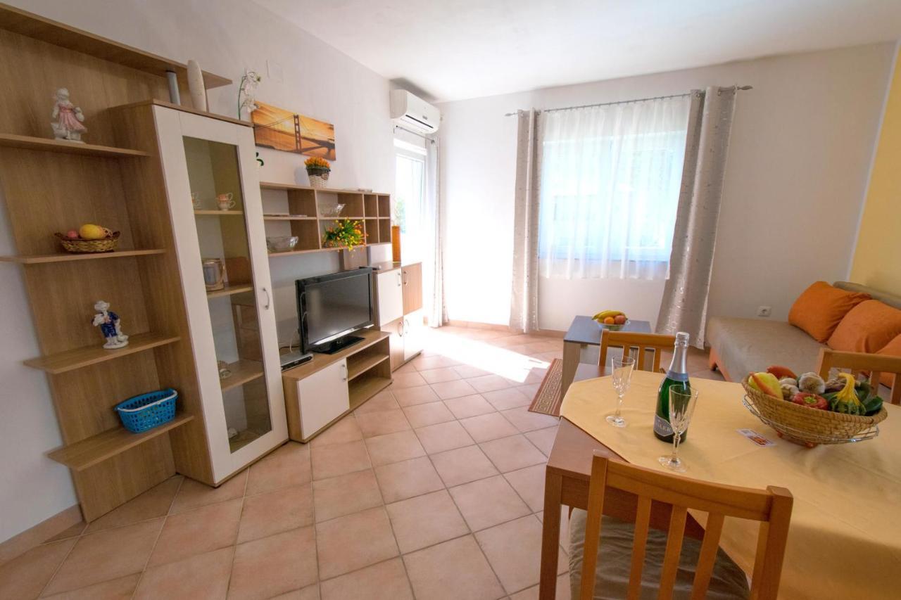 Apartments Mladenka Malinska Extérieur photo
